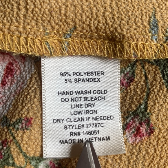 Monteau Rode Detailed Cold Shoulder Top - Picture 5 of 8